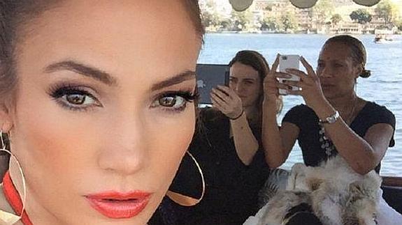Jennifer López publicó una selfi a su llegada a India.