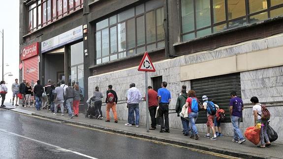 Cola del paro frente a las oficinas de Lanbide del barrio bilbaíno de Rekalde. /