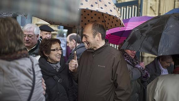 Carmen Hernández, viuda del edil del PP Jesús María Pedrosa asesinado por ETA, conversa con Iñaki Delgado, hermano de una presa de ETA. 