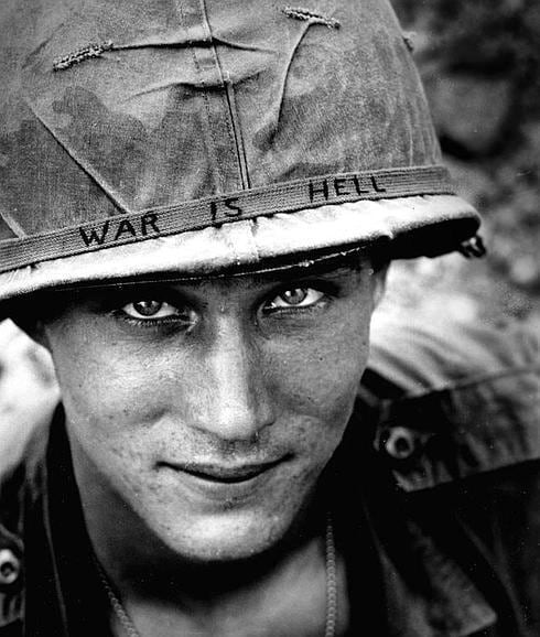 Soldado estadounidense en la Guerra de Vietnam. En su casco, ‘La guerra es el infierno’ (1965). 