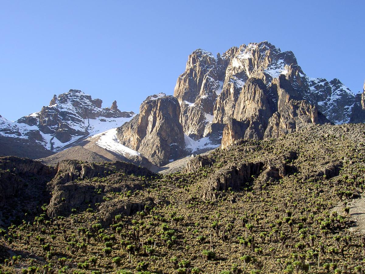 Monte Kenia, con varias puntas de más de 5.000 metros, está situado en Kenia y es la segunda montaña más alta de África después del Kilimanjaro, de 5.891 metros. 