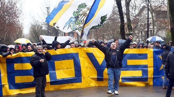 Aficionados del Parma manifestando su deseo de solucionar los problemas del club.