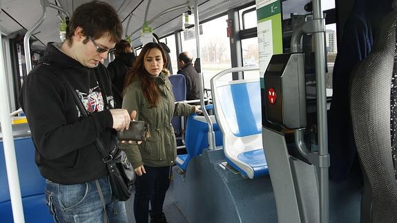 Jóvenes acceden a un autobús en Vitoria.