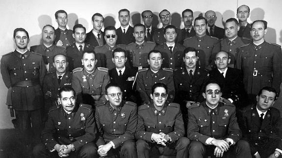 San Martín (segundo por la izquierda, segunda fila desde abajo), y Peñaranda (izquierda, de pie) en la entrega de diplomas del curso de Descriptación del Alto Estado Mayor. 