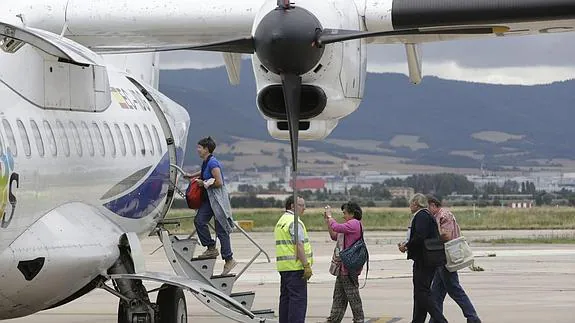 Varios pasajeros embarcan en un avión a Palma de Mallorca, el verano pasado