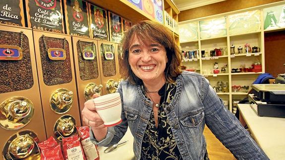 Marisa Baqué posa en la tienda de Café La Tostadora en Durango.