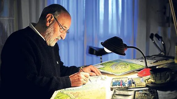 El dibujante Fernando Hierro, en el estudio de su casa en Irala.