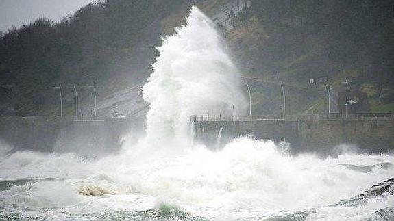 Una ola golpea en el Paseo Nuevo de San Sebastián. 