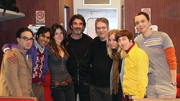 Fotomontaje de Anna Allen (tercera por la izquierda) con los actores de 'The Big Bang Theory'. / Vídeo: Un resumen de la carrera de la actriz.