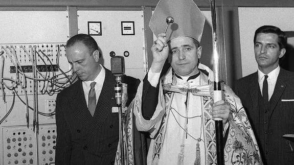 Monseñor Guerra Campos bendice la sede de TVE en Prado del Rey, en presencia de Fraga y Suárez.