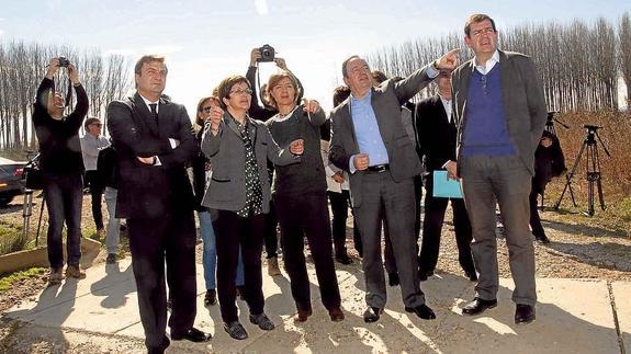 Bretón, Preciado, García Tejerina, Sanz y Nagore observan los daños del río en el municipio alfareño.