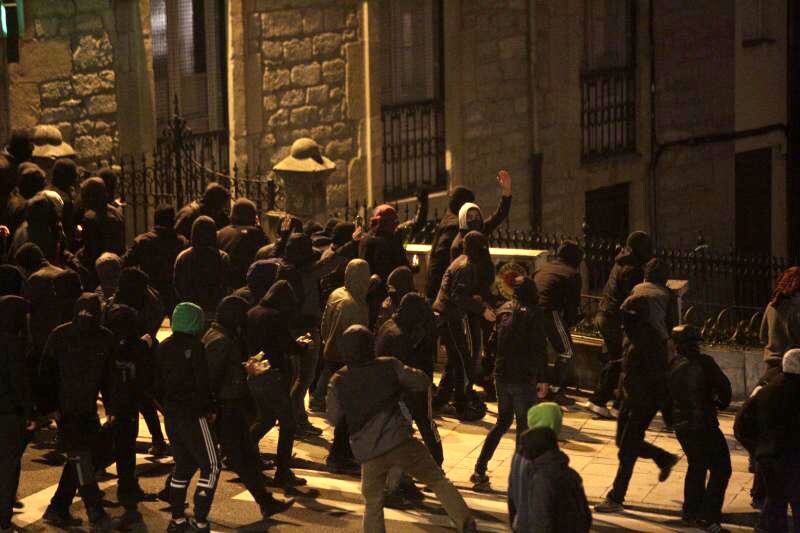 Un grupo de encapuchados lanza objetos e increpa a la Ertzaintza en el Casco Viejo. 
