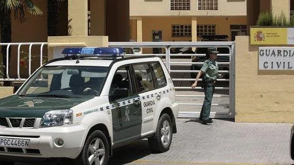 Una agente en la puerta del cuartel de la Guardia Civil de Oliva.