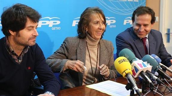 El secretario general del PP de Bizkaia Javier Ruiz, Marisa Arrúe y Eduardo Andrade, número dos del PP en Getxo.