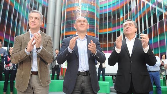 Urkullu, junto a González y Agirre, en Vitoria. 
