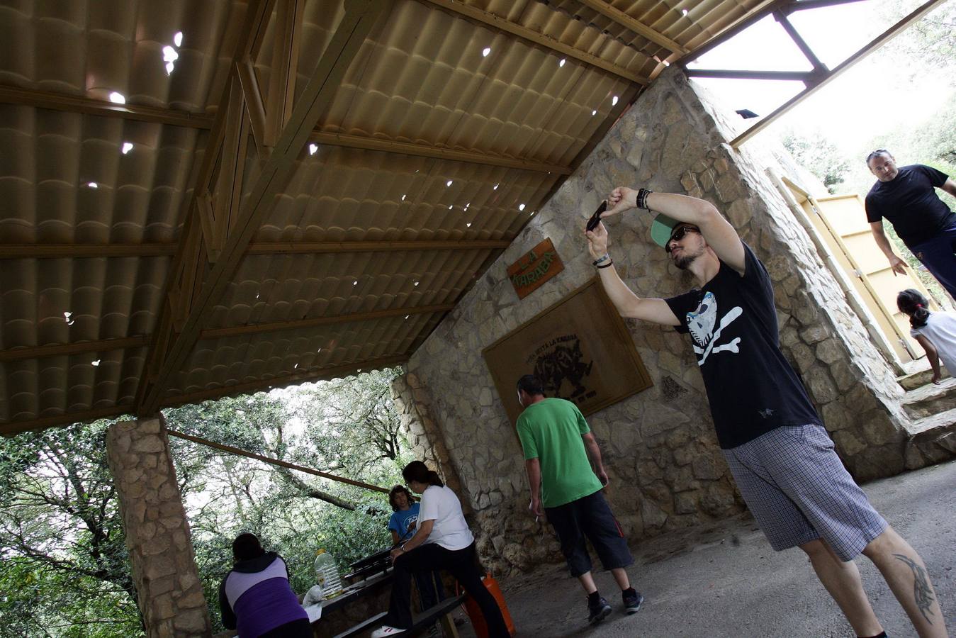 La granizada de junio del pasado año agujereó los tejados de decenas de casetas. 