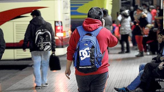 Varios jóvenes se disponen a subir a un autobús en la estación municipal de Logroño.