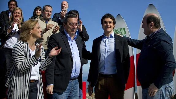 Atutxa, Bilbao y Ortuzar flanquean a Rementeria en el acto de Mundaka. 