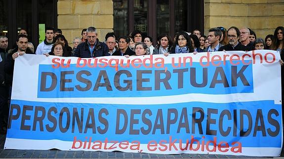 Familiares y amigos de Borja Lázaro y Hodei Eguiluz, en la concentración de Bilbao. 