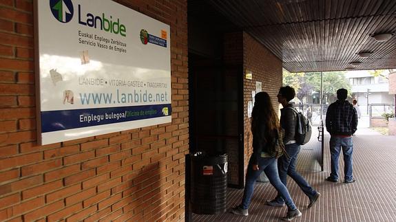 Dos jóvenes entran en una oficina de Lanbide.