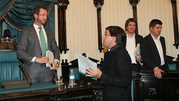 Javier Maroto, alcalde de Vitoria, hablando con el concejal del PSE, Patxi Lazcoz, tras un pleno municipal, al fondo Gorka Urtaran y Alvaro Iturritxa