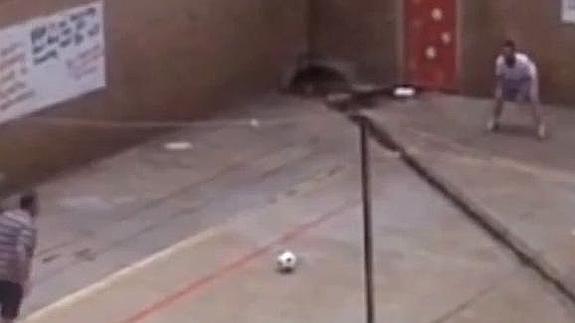 Pistorius juega al fútbol en la cárcel