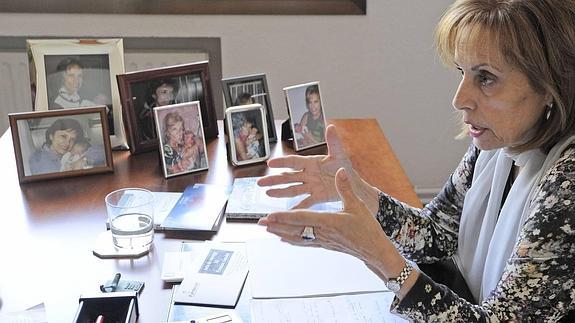 Natividad Rodríguez, en la Fundación Buesa. Sobre la mesa, las fotografías de sus siete nietos. 