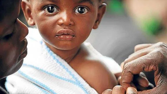 Un niño recibe la vacuna contra el sarampión.