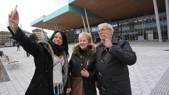 un selfi ante la nueva terminal. 