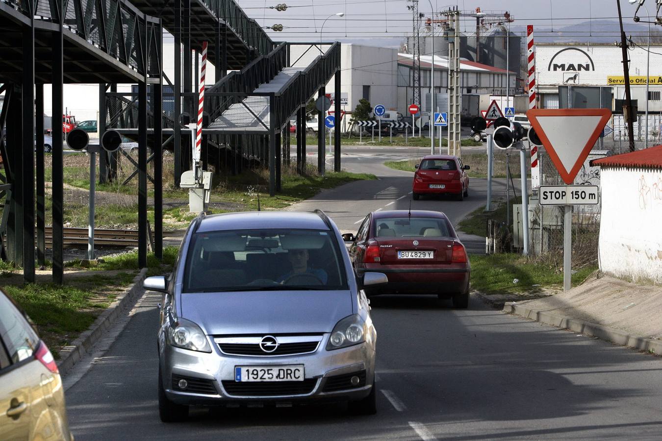 La pasarela peatonal sobre el paso a nivel de El Crucero lleva años cerrada. 