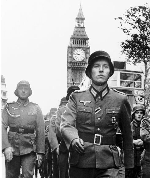 Fotograma de la película 'It Happened Here': soldados nazis desfilan frente al Big Ben.