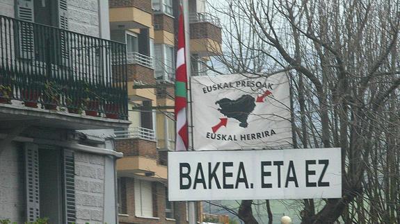 Pancarta en Beasain en favor de la paz junto a un cartel contra la dispersión.