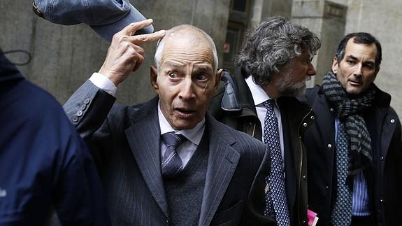 Durst tras declarar por el allanamiento de la vivienda de su familia, en Nueva York. 