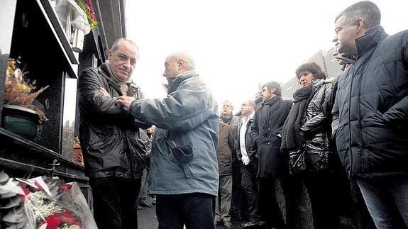 Un momento de la ceremonia en homenaje de Juan Priede en el cementerio de Orio.