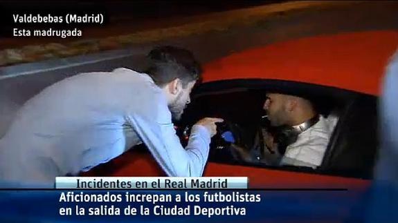 Un aficionado increpa a Jesé. 