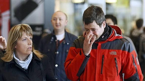 Los familiares de las víctimas a su llegada al aeropuerto de El Prat.