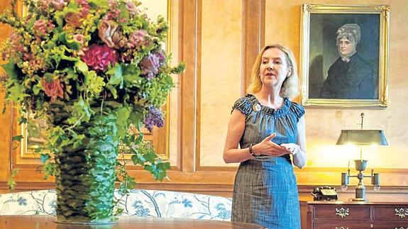 Laura Dowling contempla la decoración floral de una mesa en un despacho de la Casa Blanca.