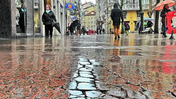 Grietas en el pavimento, como las que sufre la calle Postas, pueden provocar lesiones que luego deben ser indemnizadas. 