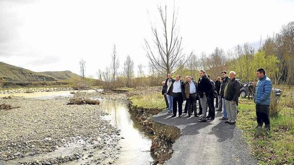 Sanz, los consejeros y los alcaldes contemplan los destrozos causados por el Linares.