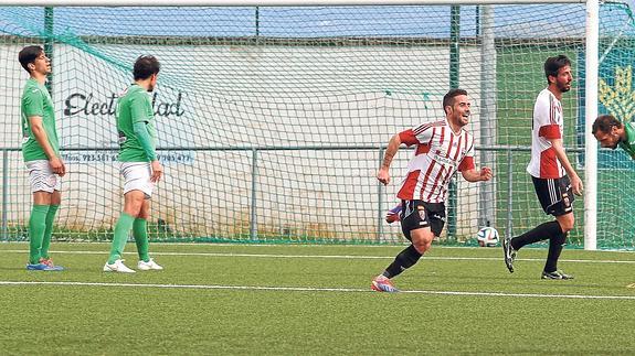 Menudo celebra su gol, que adelantaba al UD Logroñés, ante el abatimiento de los defensores del Guijuelo.