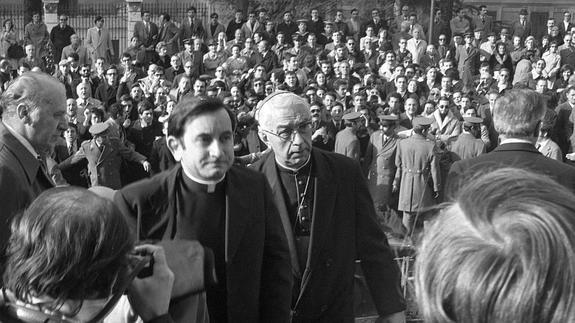 El cardenal Tarancón y su ayudante, Martín Patino, son increpados por ultras a su llegada a una misa en memoria de Carrero Blanco. 