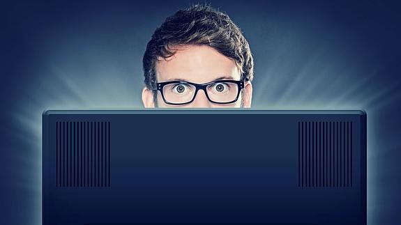 Un joven delante de la pantalla del ordenador.