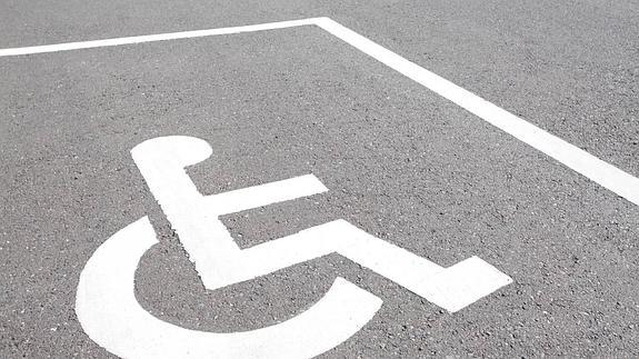 Un mando de la Ertzaintza, multado por aparcar el coche oficial en una plaza de minusválidos