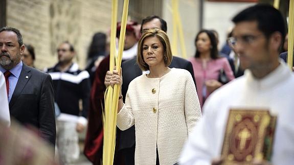 María Dolores de Cospedal, con una palma, en la procesión del Domingo de Ramos de Toledo. 