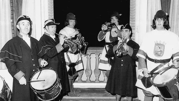Imagen de 1979, en la que se ve a trompeteros y atabaleros en la balconada de la Casa Palacio de la Diputación. 