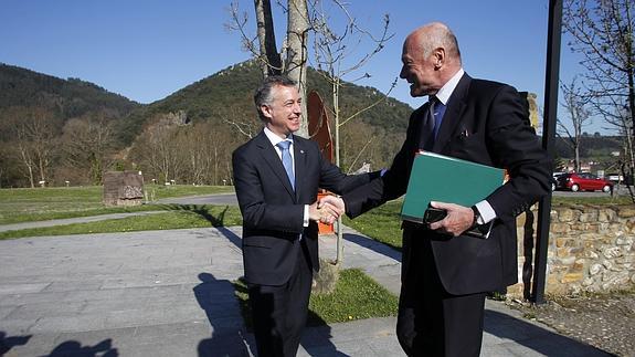 El lehendakari, Iñigo Urkullu, saluda al presidente de Aquitania, Alain Rousset, en la Torre Madariaga de Busturia.  TELEPRESS