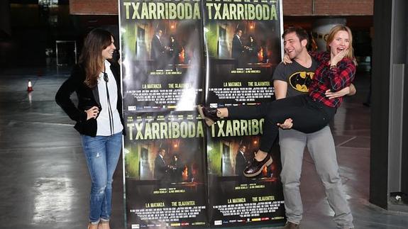 Itziar Atienza, Alvar Gordejuela eta Aitziber Garmendia, 'Txarriboda' filmaren aurkezpenean.