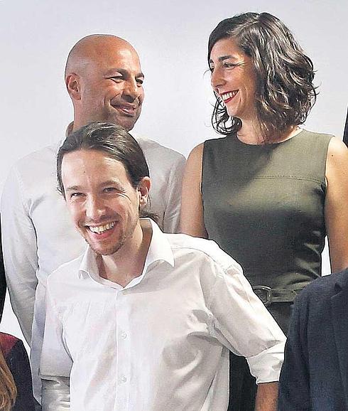 Laura Pérez, junto a Pablo Iglesias, en una reunión de Podemos.