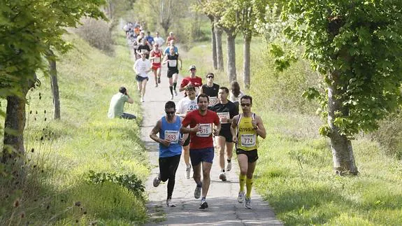 Atletas en las últimas rampas de la subida a Estíbaliz