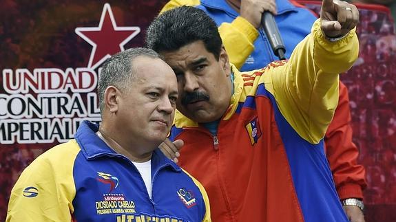 Maduro conversa con Diosdado Cabello durante un acto en Caracas.